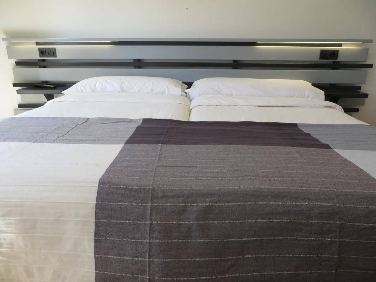 א-קורוניה Hotel Ofi מראה חיצוני תמונה